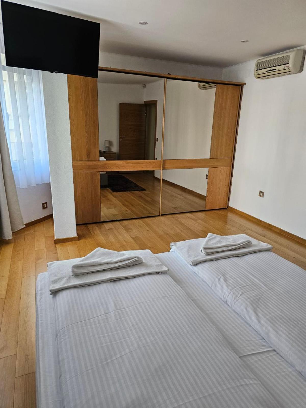 Apartman Centar Bulevar Ex Sa Garazom Banja Luka Exterior foto